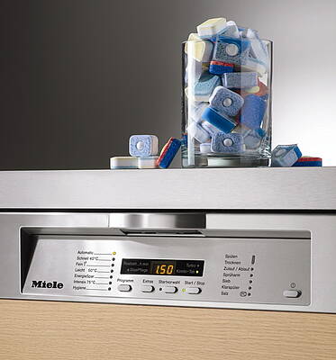 Neues Zeitsparkonzept von Miele: Speziell entwickelte Programme wie „Leicht 50°C“ oder die Funktion „Turbo“ senken die Laufzeit. Bei aktivierter Turbo-Funktion wird diese in einigen Programmen um bis zu 50 Minuten reduziert