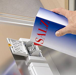 Das Salzgefäß in der Tür ist eine Besonderheit, die nur Miele anbietet. Die Positionierung des Behälters in der Tür ermöglicht ein Nachfüllen der Regeneriersalzes ohne Bücken