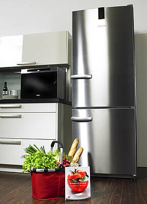 Im Aktionszeitraum bis 30.9.2007 gibt es zum Kühlgerät einen Einkaufsgutschein und zum Dampfgarer ein Kochbuch<br>(Fotos: Miele)