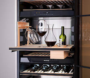 Weingenuss per excellence: Mit dem Miele-exklusiven SommelierSet können Weinliebhaber erstmals die edlen Tropfen direkt im Gerät zu dekantieren