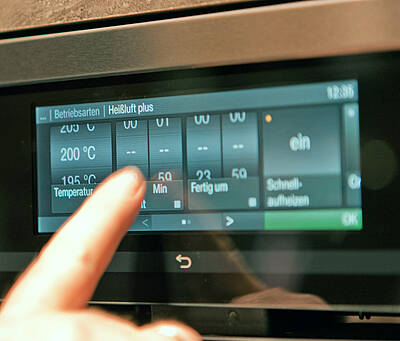 Intuitiv, „smart“ und elegant: Die neue Touchbedienung „M Touch“, mit der Miele die Spitzenklasse-Geräte seiner neuen Generation 6000 ausrüstet