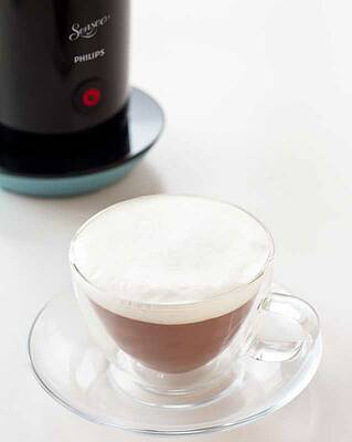 Der Senseo Milk Twister liefert schnell auf Knopfdruck köstlichen Milchschaum heiß oder kalt. Auch als "Paket" mit Kaffeemaschine Senseo Twist erhältlich