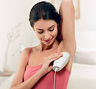Alles glatt mit dem neuen Philips Lumea Essential, der mit 250.000 Lichtimpulsen Haare langanhaltend entfernen will