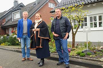 v.l.: Udo Sieverding, Bereichsleiter Energie der Verbraucherzentrale NRW Ursula Heinen-Esser, Ministerin für Umwelt, Landwirtschaft, Natur- und Verbraucherschutz des Landes NRW Torsten Brämer, Gartenbesitzer © Verbraucherzentrale NRW