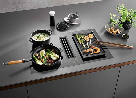 Bei den stark boomenden Induktionskochfeldern mit integriertem Dunstabzug gibt es neue Modelle von Miele, die noch effektiver absaugen und leiser arbeiten sollen als ihre Vorgänger