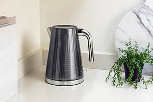 Der Geo Steel Wasserkocher fasst bis zu 1,7 LIter und will eine große Tasse Wasser in nur 55 Sekunden zum Kochen bringen