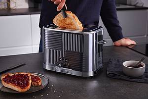 Die automatische Zentierung und die tiefen Toastschlitze wollen für eine gleichmäßige Röstung sorgen