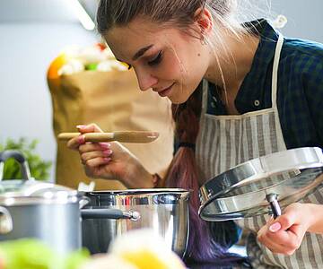 TÜV Rheinland bietet Prüfungen nach neuer Kochgeschirrnorm an, z.B. neue Griff-Festigkeitsprüfungen - besonders relevant für abnehmbare Griffe