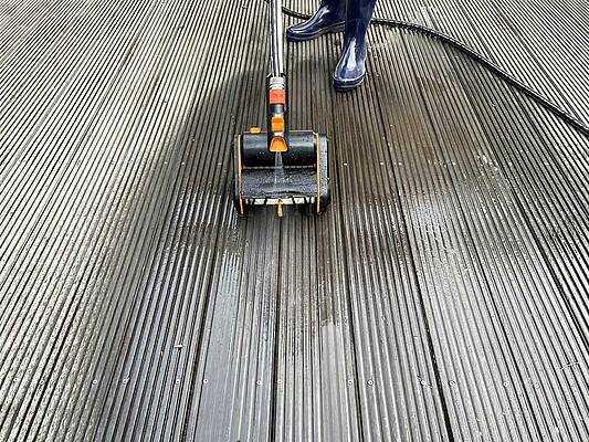 Das Reinigen von Flächen und Wegen rund um Haus und Garten lässt sich mit der 20V Akku-Power-Brush WG441E von Worx erledigen, so werden schlierige Terrassenhölzer, schmuddelige Steinflächen und sogar vermooste Fugen wieder schön sauber