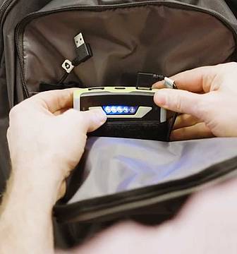 In 14 Städten weltweit tragen Teilnehmer den Dyson-Rucksack durch die Straßen und sammeln dabei wichtige Daten zur Luftverschmutzung