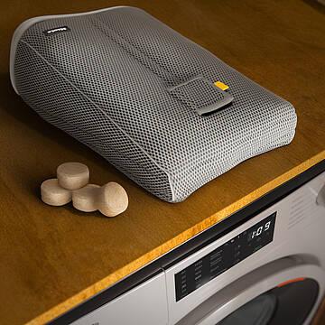 Beim Kauf der neuen Waschmaschine WWC384 gibt es das SneakerWash Set gratis dazu