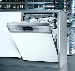 Die neuen Siemens speedMatic Geschirrspüler arbeiten effektiv, turboschnell und liefern bei wenig Wasserverbrauch blitzsaubere Ergebnisse ab