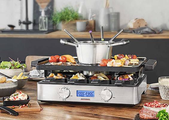 In geselliger Runde lKöstilichkeiten zubereiten - dafür ist das Design Raclette Fondue von Gastroback wie geschaffen