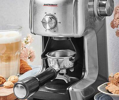 Die Gastroback Advanced Kaffeemühle zeichnet sich durch ein klares und schickes Design aus und bietet dank 400 g Bohnenbehälter stets frische Bohnen für die tägliche Kaffeezubereitung