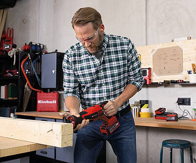 Universalsägen wie die kompakte Einhell Akku-Universalsäge sind vielseitige Helfer und ideal geeignet für die Bearbeitung von Holz, Metallrohren und Kunststoffen (Foto: Einhell)