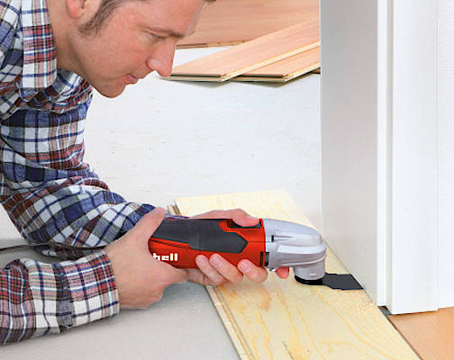 Das Multifunktionswerkzeug Einhell TC-MG 220 E ist ein vielseitiger Helfer, der schleifen, schaben und sägen kann