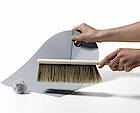 Neuartige Schaufel mit flottem Feger: das feine Set Dustpan & Broom von Designer Ole Jensen macht sich in vielen Haushalten nützlich