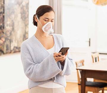Mit dem Mesh Inhalator IN 705 von Medisana kann man jetzt überall inhalieren – freihändig, effektiv und sicher