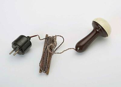 Hoch spannend und elektrisierend: Neue Ausstellung im Technoseum widmet sich dem Thema Energie. Beispiel: das elektrische, von innen beleuchtete Stopf-Ei nach einem Patent von Konrad Adenauer, AEG, 1940