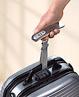 Idealer Reisebegleiter - die Soehnle Gepäckwaage Travel, die bis zu 50 Kilogramm bei einer 100-Gramm-genauen Teilung messen kann und mit einer praktischen Zuwiegefunktion ausgestattet ist