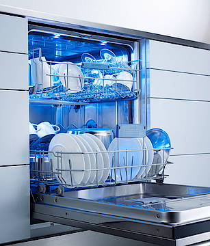 Beim Öffnen der Tür wird der Edelstahl-Innenraum durch zwei LEDs in blaues Licht getaucht<br>(Fotos: Bosch)