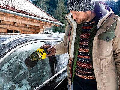 Kein mühevolles Schaben und Rubbeln mehr mit klammen Fingern – der elektrische Eiskratzer EDI 4 entfernt selbst dicke und hartnäckige Eisschichten von Autoscheiben schnell und mühelos