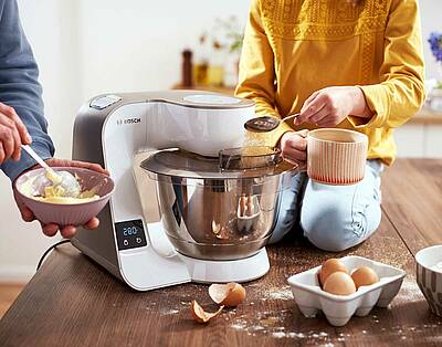 Backen und Kochen kann so einfach sein: Die Bosch MUM 5 Küchenmaschine hat eine integrierte Waage, über dieZutaten ganz bequem direkt in der Rührschüssel abgewogen werden können