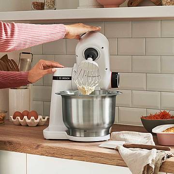 Klein in der Form, groß in der Wirkung - die neue kompakte Küchenmaschine MUM Serie 2 von Bosch ist das perfekte Einsteigermodell für angehende Hobby-Köche mit Qualitätsanspruch