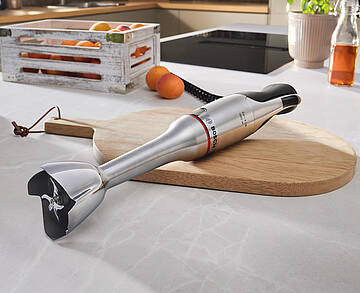 Der neue ErgoMaster Serie 8 von Bosch mit seinem 1.500-Watt-Motor und Luftkühlung bietet er maximale Power, um auch die härtesten Zutaten mühelos zu zerkleinern – für feinste Suppen, Saucen, Pürees und mehr