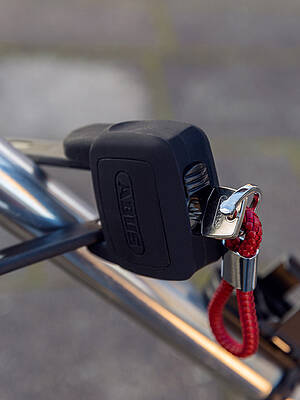 Mit dem Faltschloss Bordo PZ ist es möglich, den Haustürschlüssel auch für das Fahrradschloss zu nutzen