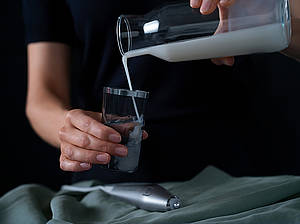 AEG Expert Touch - der innovative Ultraschall-Fleckenentferner hilft, Rotwein- und andere Flecken schnell und schonend zu entfernen – und arbeitet dabei besonders nachhaltig