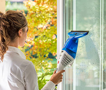 Der kabellose Fensterreiniger Jive JWC 60 B von Hoover erleichtert das streifenfreie Säubern von Fenstern und anderen glatten Oberflächen