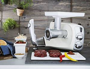 Die „Assistent Original“ ist in vierzehn verschiedenen Farbausführungen in zwei Ausstattungsvarianten erhältlich, jeweils mit einem Rezeptheft zu schwedischen Küchenklassikern