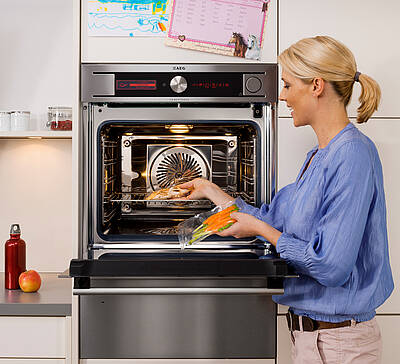 Der neue AEG ProCombi Multi-Dampfgarer bietet ab sofort eine Sous Vide Funktion: Fleisch, Fisch oder Gemüse sind an Zartheit und Aroma kaum zu übertreffen