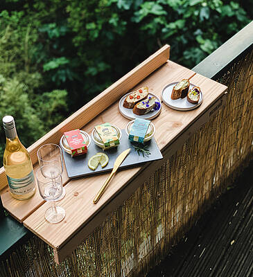 Eine Bar auf dem eigenen Balkon - da lassen sich Drink und Snack fein genießen