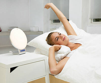Der Beurer Lichtwecker WL 75 erleichtert das Einschlafen durch mehrere Funktionen