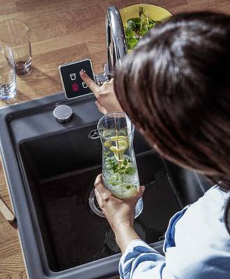 Der Trinkwasserspender Re-Source von Rehau liefert dank Aktivkohlefilter mit Pre-Coat Technologie frisches, gefiltertes Wasser gekühlt und gesprudelt direkt aus dem Wasserhahn