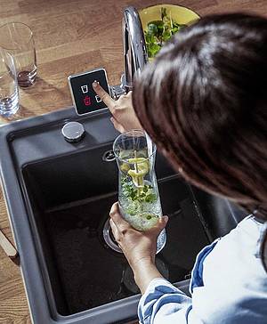 Der Trinkwasserspender Re-Source von Rehau liefert dank Aktivkohlefilter mit Pre-Coat Technologie frisches, gefiltertes Wasser gekühlt und gesprudelt direkt aus dem Wasserhahn