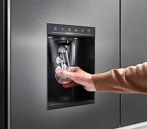 Dieser mehrfach preisgekrönte French Door bietet neben einem großzügigen Platzangebot u. a. modernste Frischetechnologien, dimmbares LED-Innenlicht und ein Center für jederzeit kühles Trinkwasser, Eiswürfel oder Crushed Ice. (Foto: AMK)