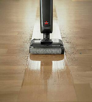 Der kabellose Nass-Trockenreiniger BISSELL CrossWave Reach Plus kombiniert Saugen und Wischen in einem Arbeitsgang