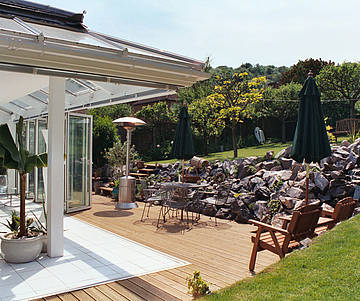 Dank Schiebe- oder Faltelementen ist das Sunflex-Terrassendach so offen wie gewünscht - jetzt gibt es zwei neue Modelle