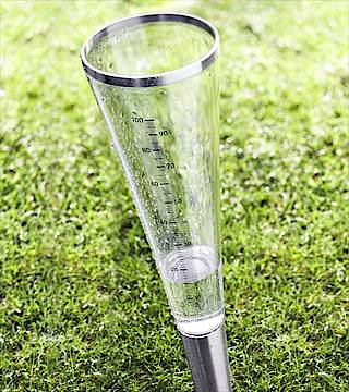 Bestens informiert übers Wetter per Thermometer und Regenmesser (Fotos: Blomus)