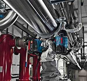 Der Compact-Akku erleichtert die Arbeit über Kopf (Fotos: Bosch)