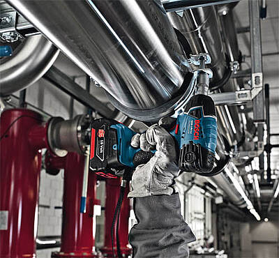 Der Compact-Akku erleichtert die Arbeit über Kopf (Fotos: Bosch)