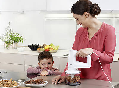 Mit ihren zahlreichen Zubehörteilen erlauben die Handmixer der Braun MultiMix3-Serie die mühelose Zubereitung unterschiedlichster Speisen