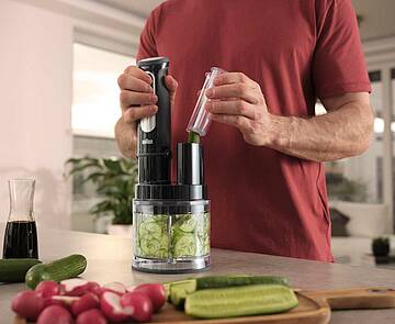 Der neue MultiQuick 5 Pro im schicken schwarzen Design mit Edelstahlelementen ist ein vielseitiger Küchenhelfer