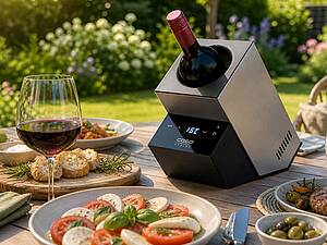 Mit dem akkubetriebenen Design Flaschenkühler WineCase Deluxe Inox bleibt der vorgekühlte Wein konstant auf der gewünschten Temperatur (Bild: CASO)