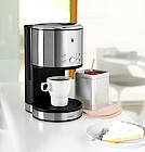 Frisch gebrühter Filterkaffee liegt im Trend. Mit der Coup AromaOne präsentiert WMF die wohl weltweit erste Filterkaffeemaschine, die auf Knopfdruck jeweils nur eine Tasse frisch aufgebrühten Filterkaffee zubereitet