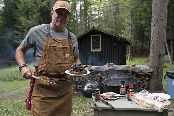 Ob Gartenparty, Festival oder Lagerfeuer: Mit dem neuen BBQ Gear von Carhartt ist man auf alles vorbereitet