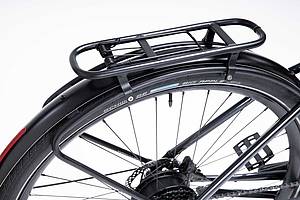 Die Halter für zwei Seitentaschen und Schutzbleche sind erst auf den zweiten Blick erkennbar; ein Racktop mit Federklappe dient als Gepäckträger, der die gängigen Fahrradkörbe aufnimmt